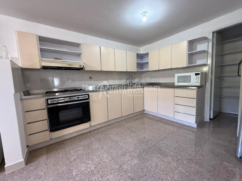 Apartamento de 4 Alcobas en Suramericana