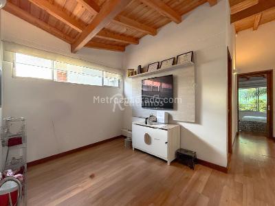 Casa de 3 alcobas en venta en Intermedia, Envigado, 198 m² · foto 10 de 20