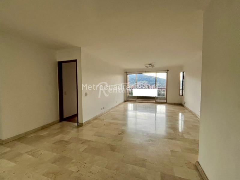 3BR Apartment with Panoramic Balconies in La Frontera, El Poblado - 9