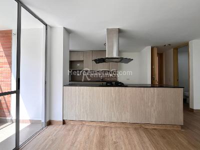 Apartamento de 3 alcobas en venta en Loma Del Chocho, Envigado, 130 m² · foto 2 de 20