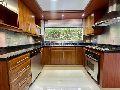 Casa de 3 alcobas en venta en Loma Benedictinos, Envigado, 262 m² · foto 2 de 20