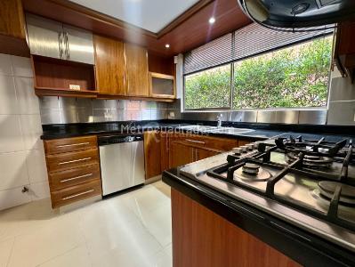 Casa de 3 alcobas en venta en Loma Benedictinos, Envigado, 262 m² · foto 4 de 20