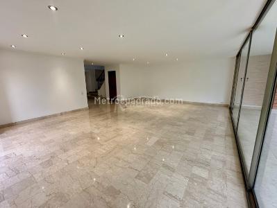 Casa de 3 alcobas en venta en Loma Benedictinos, Envigado, 262 m² · foto 7 de 20