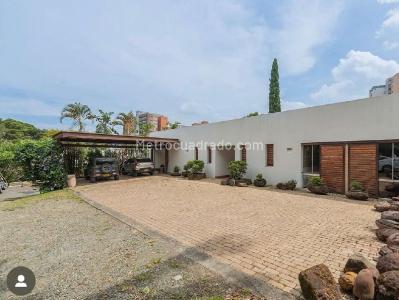 Casa de 4 alcobas en venta en Loma De Las Brujas, Envigado, 350 m² · foto 2 de 20