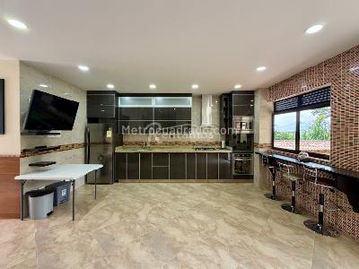 Casa de 5 alcobas en venta en Loma Del Escobero, Envigado, 700 m² · foto 2 de 20