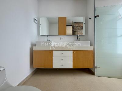 Apartamento de 3 alcobas en venta en El Castillo, Medellín, 171 m² · foto 5 de 20