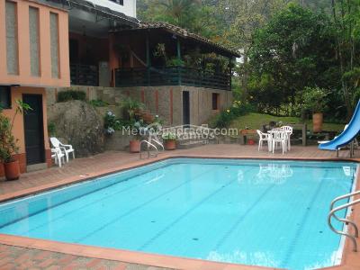Casa de 3 alcobas en venta en Loma De Las Brujas, Envigado, 1550 m² · foto 16 de 18