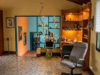 Casa de 3 alcobas en venta en Loma De Las Brujas, Envigado, 1550 m² · foto 3 de 18