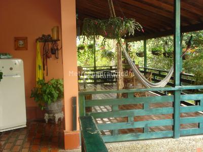Casa de 3 alcobas en venta en Loma De Las Brujas, Envigado, 1550 m² · foto 9 de 18