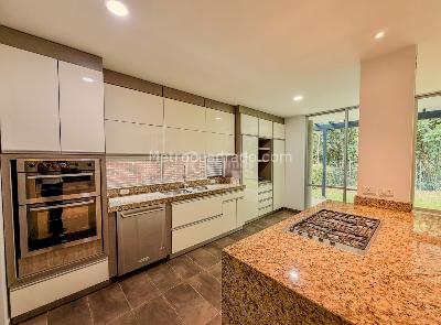 Casa de 3 alcobas en arriendo en Loma El Atravesado, Envigado, 337 m² · foto 4 de 20