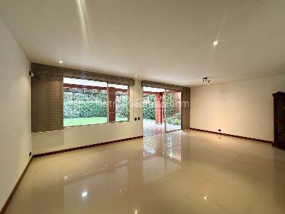 Casa de 3 alcobas en arriendo en Bosques De Zuñiga, Envigado, 400 m² · foto 1 de 20