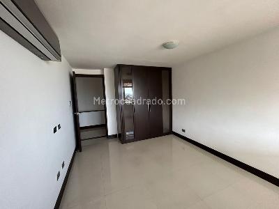 Apartamento de 4 alcobas en venta en Bellavista, Cali, 225 m² · foto 5 de 18