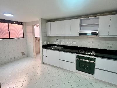 Apartamento de 3 alcobas en venta en El Chico I, Bogotá, 136 m² · foto 9 de 13