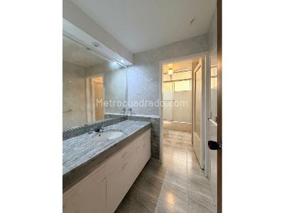 Apartamento de 3 alcobas en venta en Rosales Bajo, Bogotá, 181 m² · foto 2 de 20