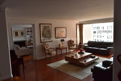 Apartamento de 3 alcobas en venta en Los Rosales, Bogotá, 262 m² · foto 2 de 13