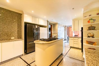 Apartamento de 3 alcobas en venta en Los Rosales, Bogotá, 426 m² · foto 17 de 20