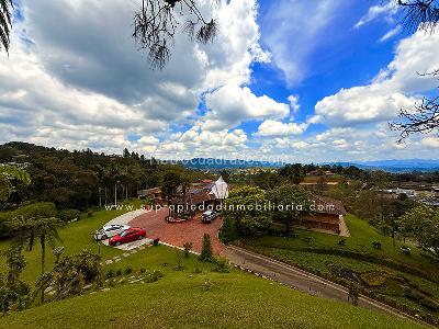Casa de 5 alcobas en venta en Altos Del Escobero, Envigado, 588 m² · foto 2 de 20