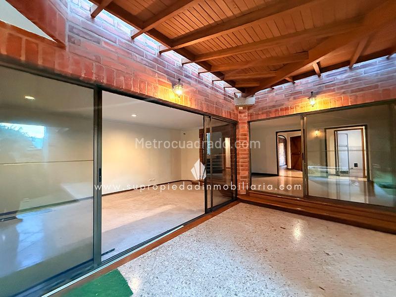 Spacious 5BR House in San Lucas, El Poblado - 9