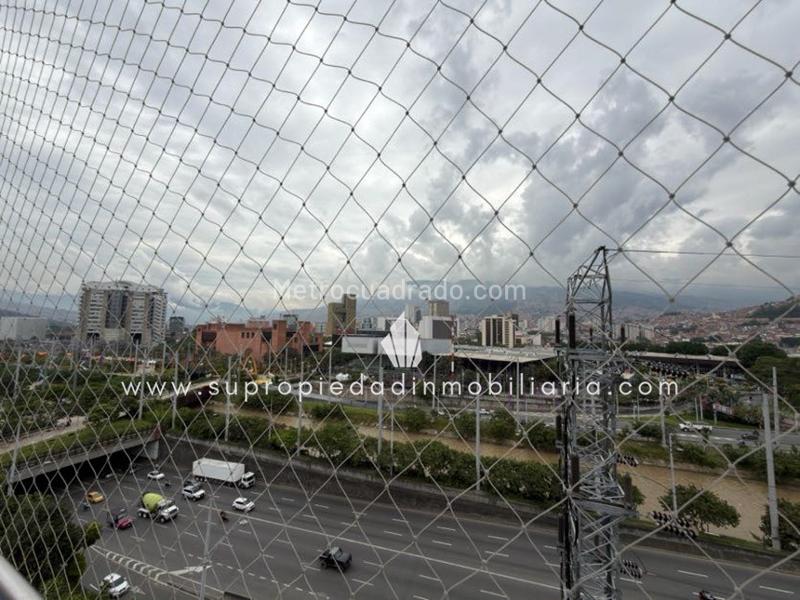 Apartamento Amoblado de 3 Alcobas con Vista a la Ciudad en Laureles - 3