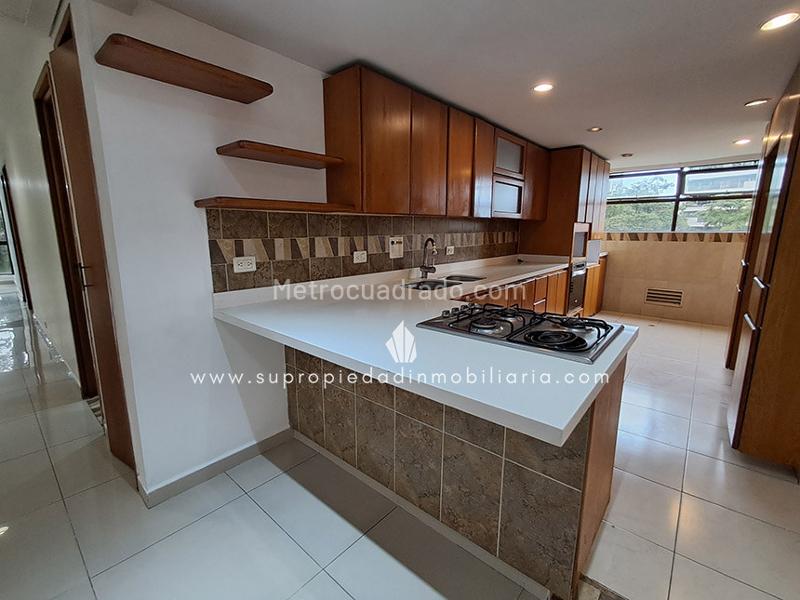 Apartamento Amplio de 3 Alcobas en Loma de Los Parra - 4