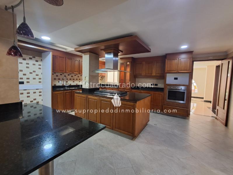 Casa de Lujo de 4 Alcobas con Chimenea en Altos del Poblado - 2