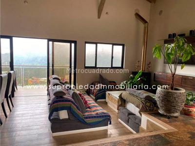 Casa de 3 alcobas en venta en Loma Del Escobero, Envigado, 350 m² · foto 2 de 20