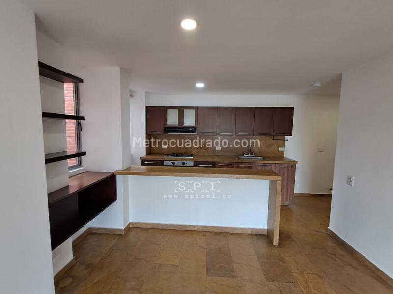 Amplio Apartamento en Arriendo de 3 Habitaciones en Loma del Escobero - 2