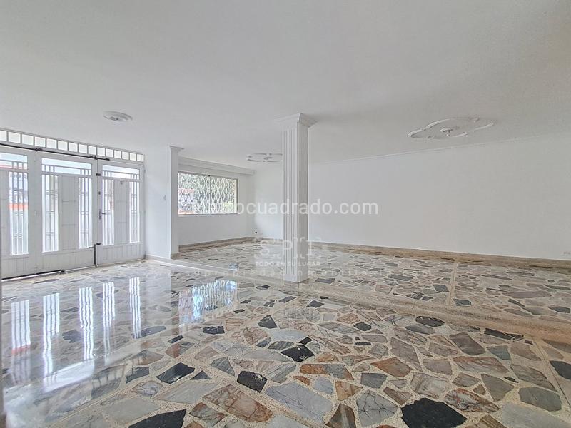 Casa amplia de 4 alcobas en arriendo en San Marcos, Envigado - 2