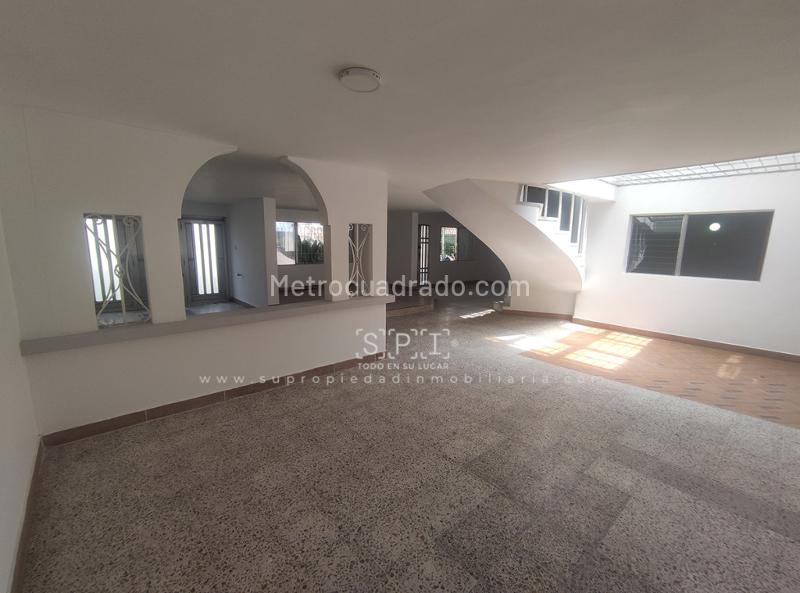 4BR House for Rent in Conquistadores, Laureles (2 Garages)