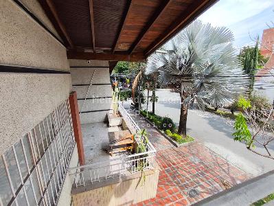 Casa de 3 alcobas en arriendo en Calasanz, Medellín, 350 m² · foto 2 de 20