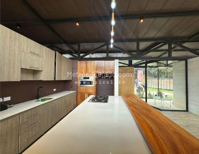 Casa de 3 alcobas en venta en Loma Del Escobero, Envigado, 320 m² · foto 4 de 20