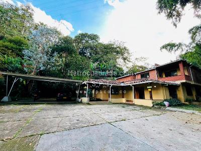 Casa de 4 alcobas en arriendo en El Salado Via La Catedral, Envigado, 430 m² · foto 2 de 20