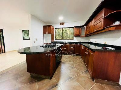 Casa de 4 alcobas en arriendo en El Salado Via La Catedral, Envigado, 430 m² · foto 3 de 20