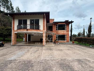 Casa de 5 alcobas en arriendo en Loma Del Escobero, Envigado, 350 m² · foto 2 de 20