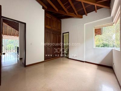 Casa de 5 alcobas en arriendo en Loma Del Escobero, Envigado, 350 m² · foto 19 de 20