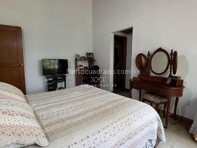 Casa de 4 alcobas en venta en El Poblado, Medellín, 241 m² · foto 8 de 18