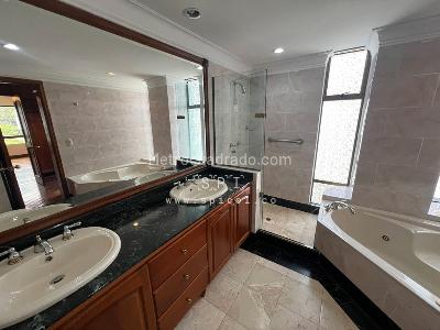 Apartamento de 3 alcobas en arriendo en Loma De Los Parra, Medellín, 263 m² · foto 10 de 20