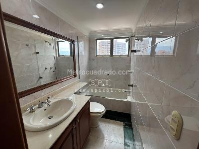 Apartamento de 3 alcobas en arriendo en Loma De Los Parra, Medellín, 263 m² · foto 12 de 20