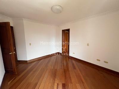 Apartamento de 3 alcobas en arriendo en Loma De Los Parra, Medellín, 263 m² · foto 13 de 20