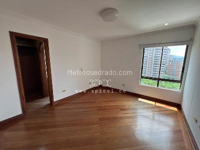 Apartamento de 3 alcobas en arriendo en Loma De Los Parra, Medellín, 263 m² · foto 14 de 20