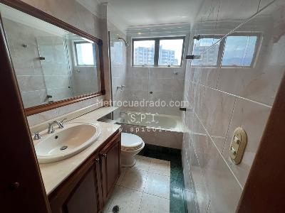 Apartamento de 3 alcobas en arriendo en Loma De Los Parra, Medellín, 263 m² · foto 15 de 20