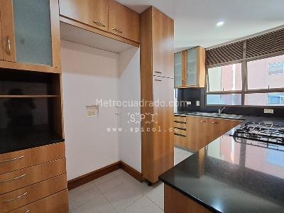 Apartamento de 2 alcobas en arriendo en El Castillo, Medellín, 180 m² · foto 3 de 20