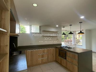 Casa de 5 alcobas en arriendo en Loma De Los Balsos, Medellín, 330 m² · foto 1 de 20