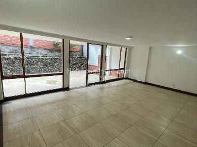 Casa de 5 alcobas en arriendo en Loma De Los Balsos, Medellín, 330 m² · foto 5 de 20