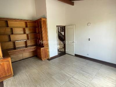 Casa de 5 alcobas en arriendo en Loma De Los Balsos, Medellín, 330 m² · foto 13 de 20