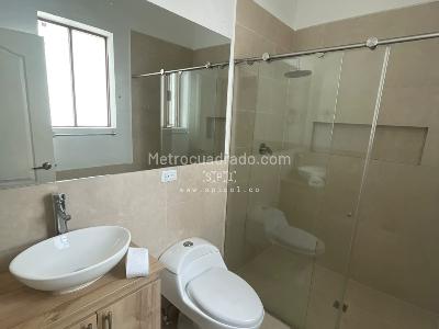 Casa de 5 alcobas en arriendo en Loma De Los Balsos, Medellín, 330 m² · foto 19 de 20