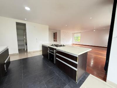 Apartamento de 3 alcobas en venta en El Poblado, Medellín, 250 m² · foto 3 de 20