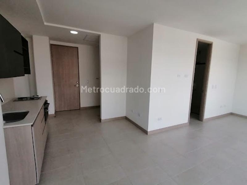 Modern Office Space on Avenida 80 in La Floresta, Medellín - 2