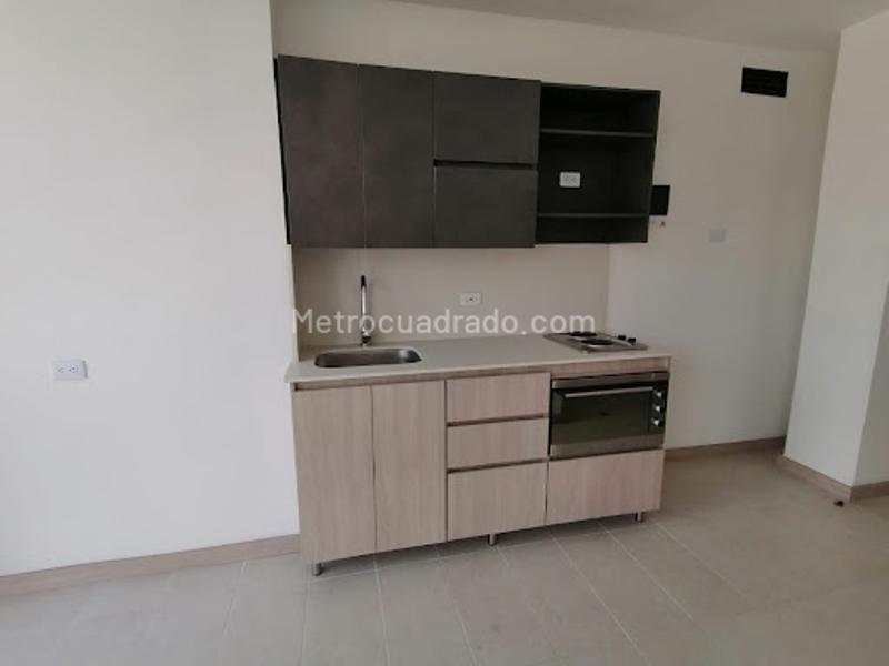 Modern Office Space on Avenida 80 in La Floresta, Medellín - 3