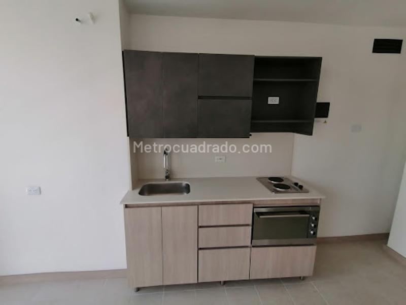 Modern Office Space on Avenida 80 in La Floresta, Medellín - 4